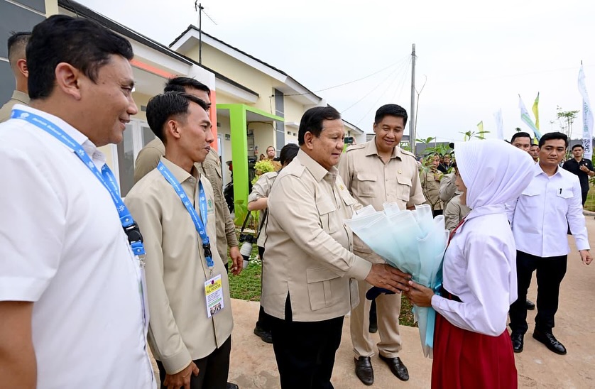 Presiden Prabowo meresmikan akad massal 26 ribu Kredit Pemilikan Rumah Fasilitas Likuiditas Pembiayaan Perumahan (KPR FLPP) sekaligus serah terima kunci rumah yang dipusatkan di Pesona Kahuripan 10, Cileungsi, Kabupaten Bogor.