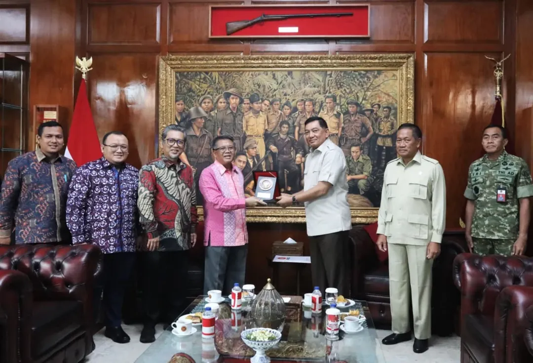 Menteri Pertahanan Sjafrie Sjamsoeddin saat menerima kunjungan Ketua Majelis Syura Partai Keadilan Sejahtera (PKS) Mohamad Sohibul Iman di Kantor Kementerian Pertahanan, Jakarta, pada Jumat (17/10).