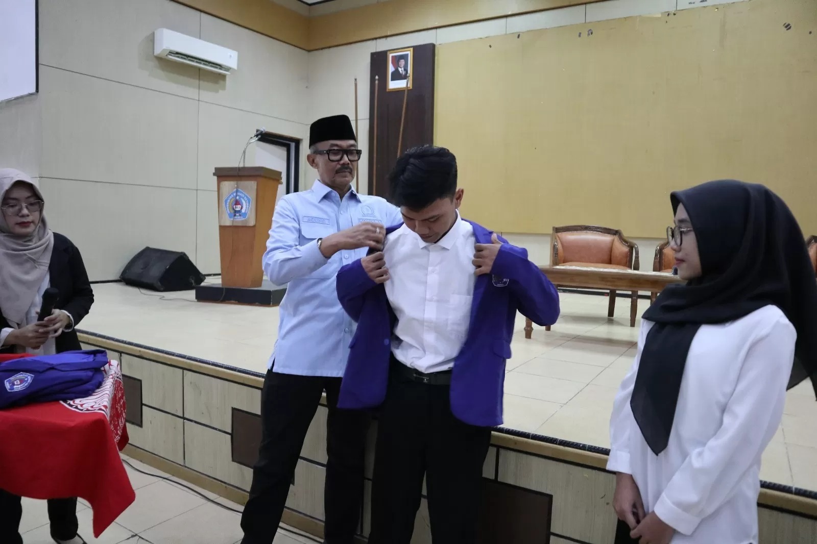 Agung Widyantoro (kedua dari kanan) bersama penerima beasiswa KIP Kuliah UMUS. Sumber foto : Humas UMUS Brebes.