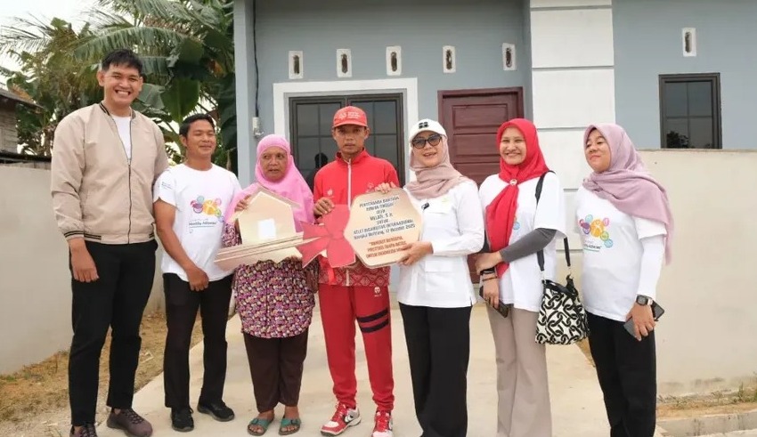 Melati saat menyerahkan bantuan rumah kepada Alfian, atlet disabilitas berprestasi.