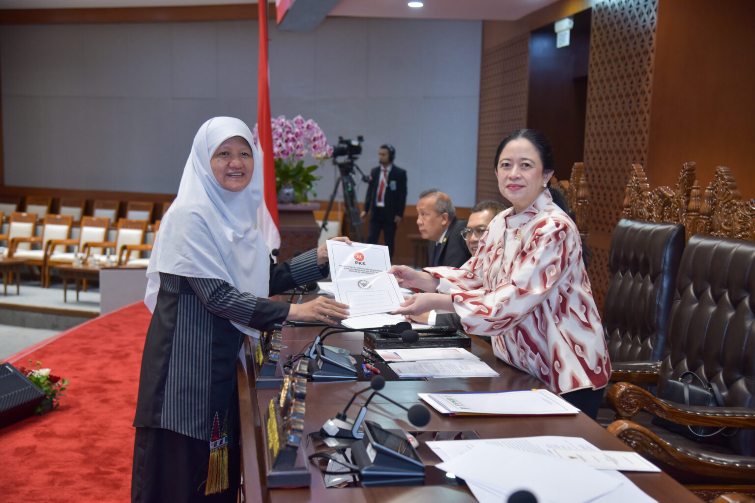 Reni Astuti PKS (Kiri)