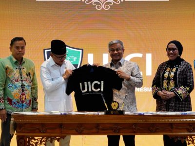 Rektor UICI, Asep Saefuddin, saat menyerahkan cinderamata kepada Menteri KP2MI, Mukhtarudin