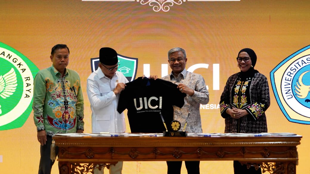Rektor UICI, Asep Saefuddin, saat menyerahkan cinderamata kepada Menteri KP2MI, Mukhtarudin