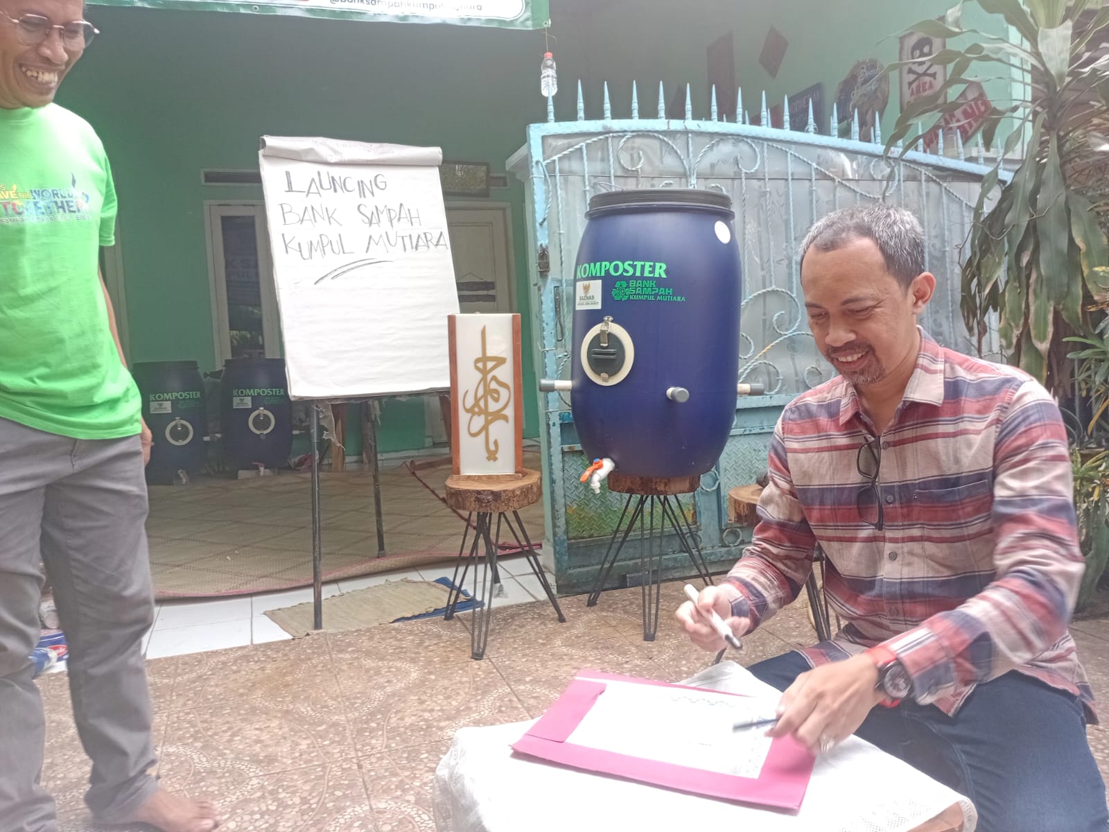 Sekretaris Kelurahan Mekarwangi, Kecamatan Tanah Sareal, Rully Ferdinansyah, saat mewakili Lurah Mekarwangi, menandatangani piagam peluncuran Bank Sampah Kumpul Mutiara pada Minggu (14/06)