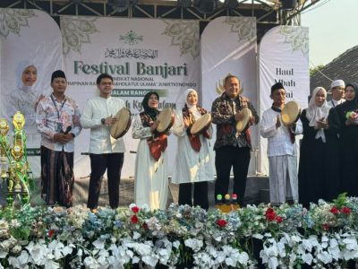 Anggota Komisi X DPR RI Fraksi Partai Golkar dari Dapil Jawa Timur I, Adela Kanasya Adies, saat menghadiri Festival Banjari Tingkat Nasional resmi digelar di Desa Juwet Kenongo, Kecamatan Porong, Kabupaten Sidoarjo, Jumat (17/07)