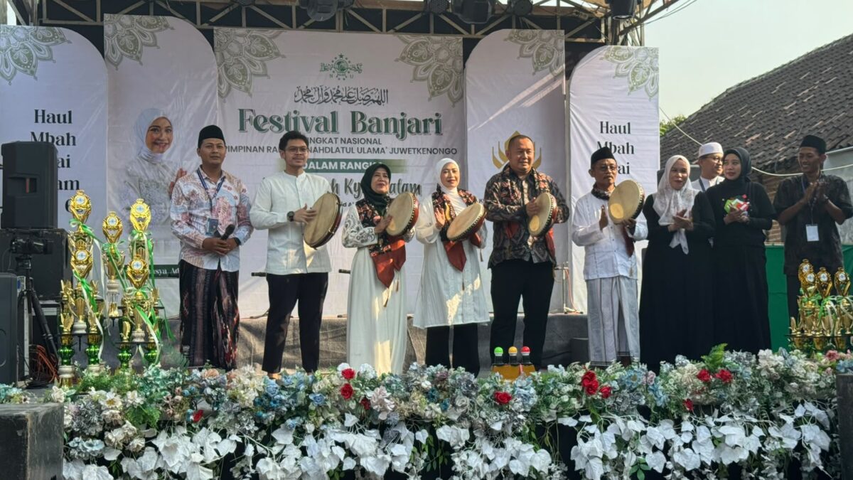 Anggota Komisi X DPR RI Fraksi Partai Golkar dari Dapil Jawa Timur I, Adela Kanasya Adies, saat menghadiri Festival Banjari Tingkat Nasional resmi digelar di Desa Juwet Kenongo, Kecamatan Porong, Kabupaten Sidoarjo, Jumat (17/07)