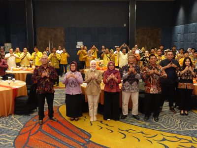 Adela Kanasya Adies (tengah)