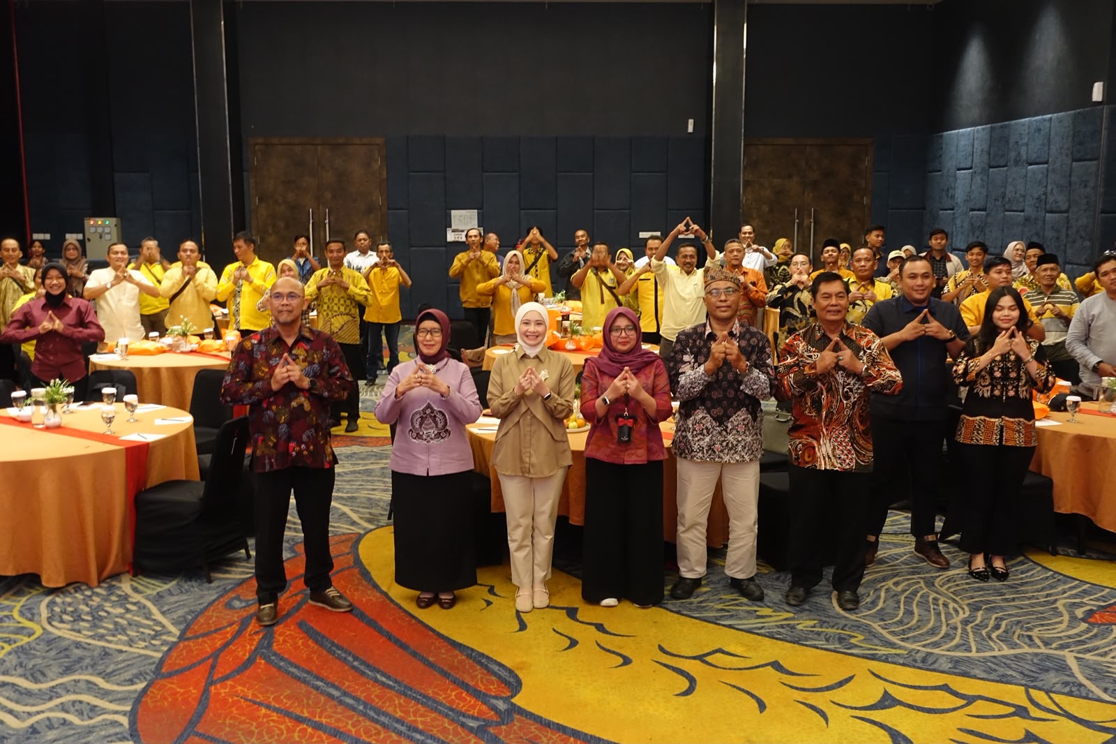 Adela Kanasya Adies (tengah)